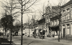 14678 Gezicht in de Hoofdstraat/hoek Hoogstraat met bebouwing en loofbomen te Veenendaal uit het zuidwesten.